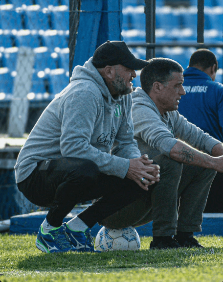 Martín Techera en el campo de juego analizando la estrategia
