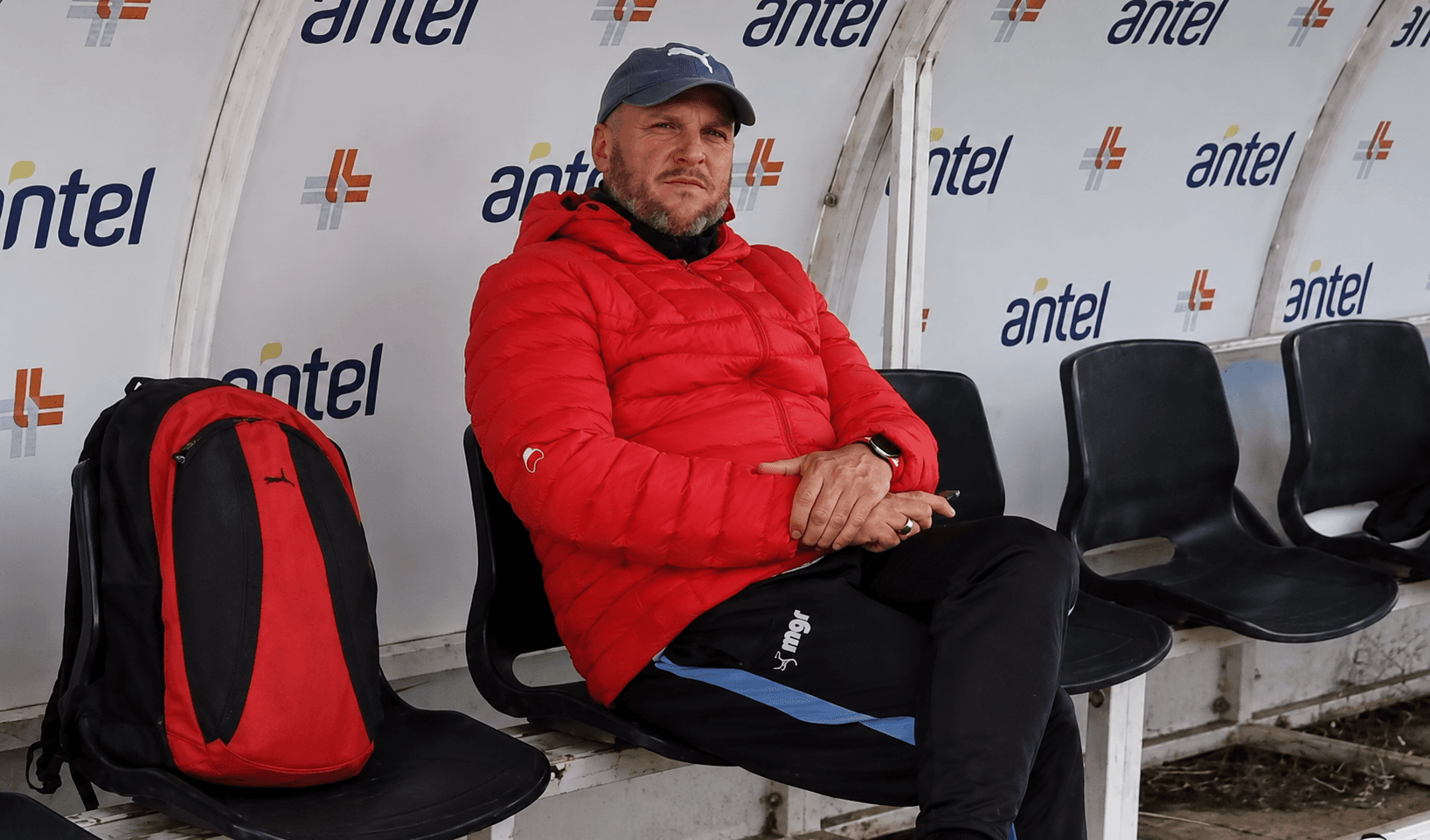 Martín Techera dirigiendo en el banco de suplentes de un estadio profesional
