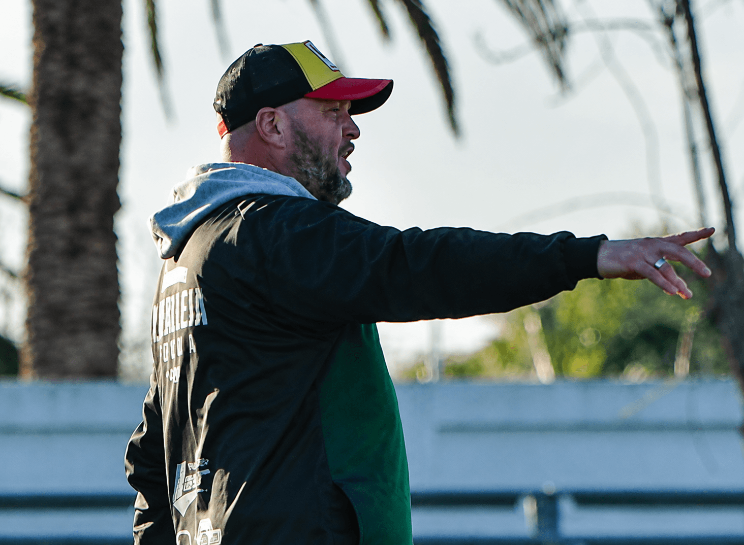 Martín Techera dando indicaciones tácticas en el campo de entrenamiento