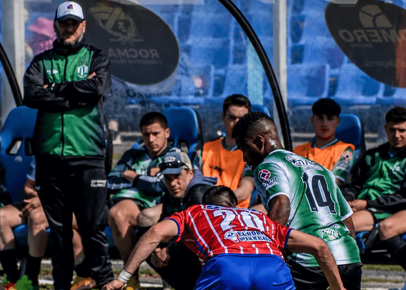 Martín Techera junto a su cuerpo técnico y jugadores en el banco de suplentes